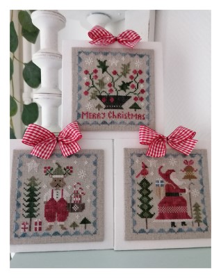 Three Tiny Square Shaped Stitched Blocks With Bows